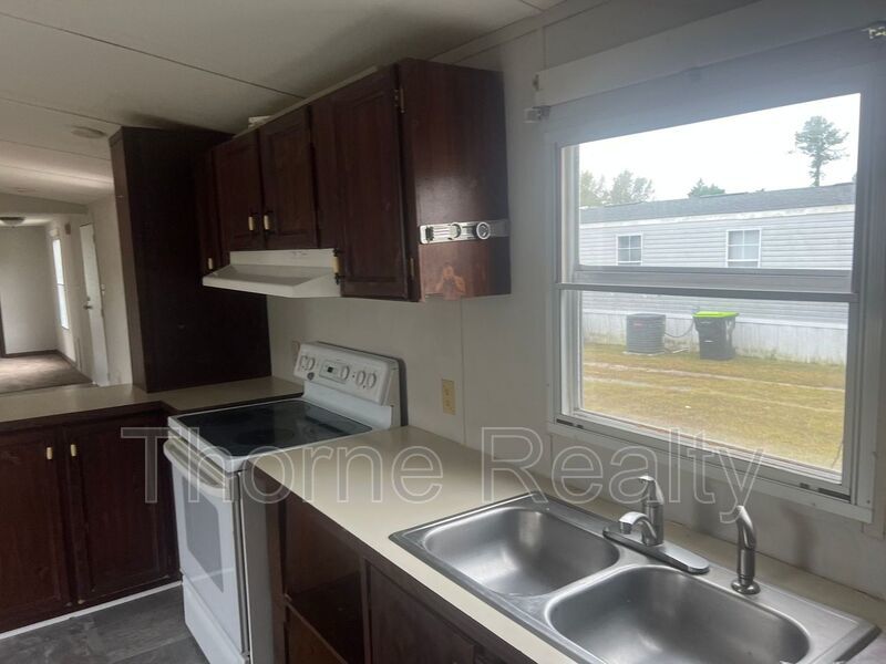 Singlewide in Hilltop MHP with New Carpet property image