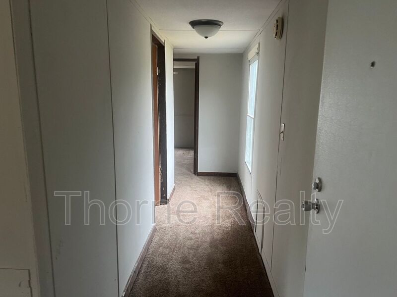 Singlewide in Hilltop MHP with New Carpet property image
