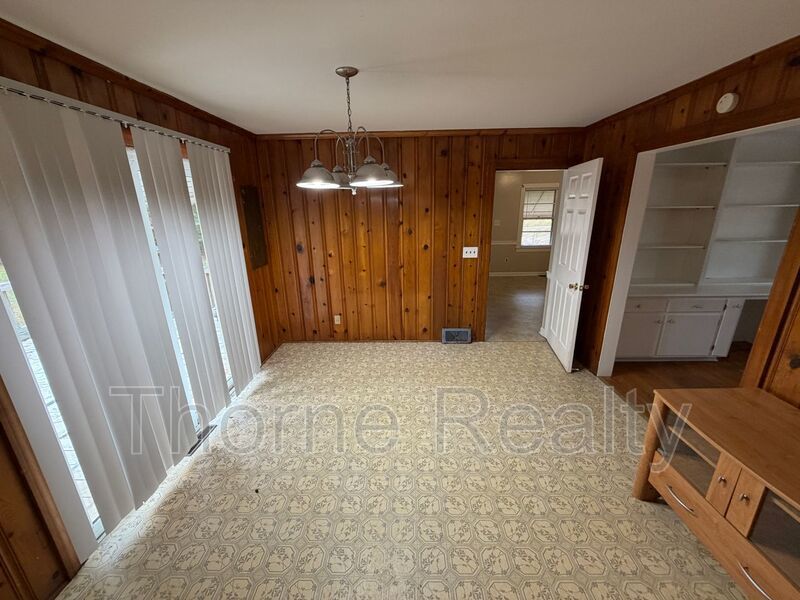 3 Bedroom Brick Ranch with Large Yard and Bonus Room property image