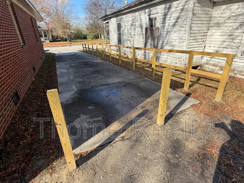 2 Bedroom Brick House, Covered Porch, Hardwood floors, Central HVAC property image