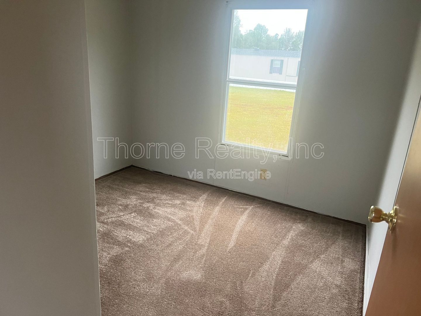Singlewide in Hilltop MHP with New Carpet property image