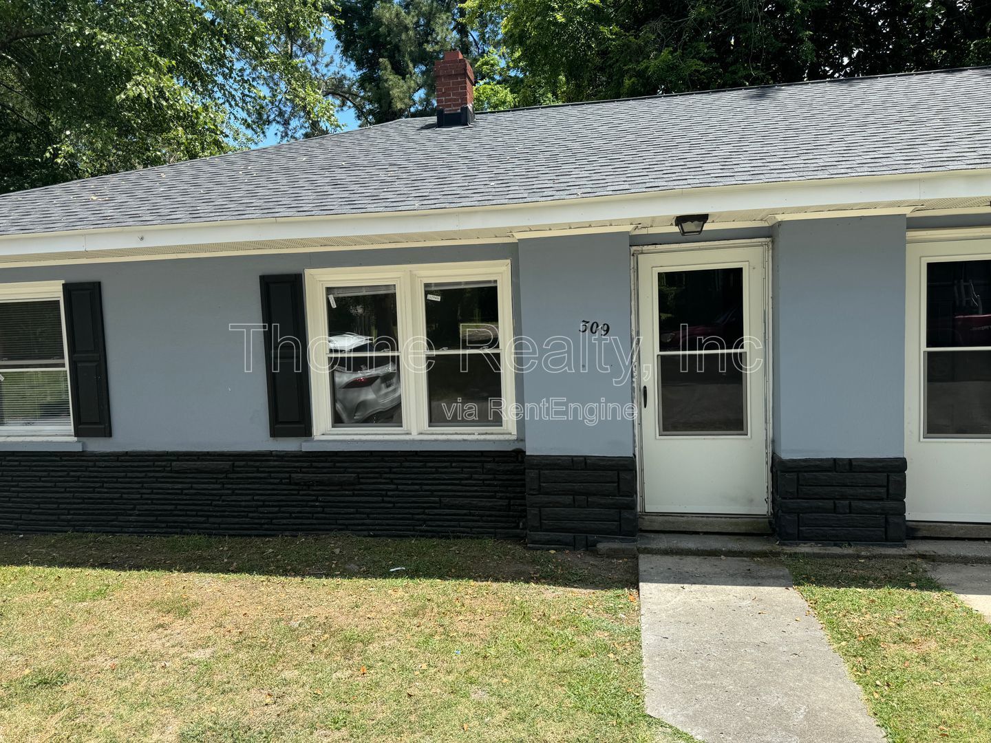2 Bedroom Garden Apartment - End Unit with Remodeled Bathroom and New Tile Shower property image