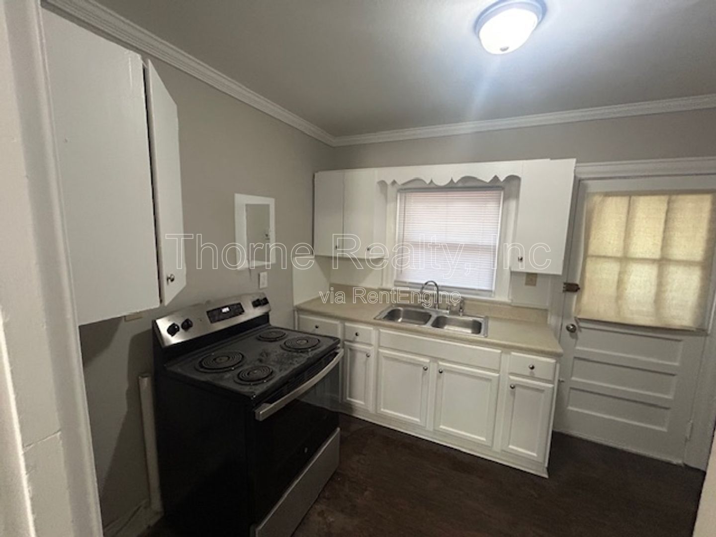 2 Bedroom Garden Apartment - End Unit with Remodeled Bathroom and New Tile Shower property image