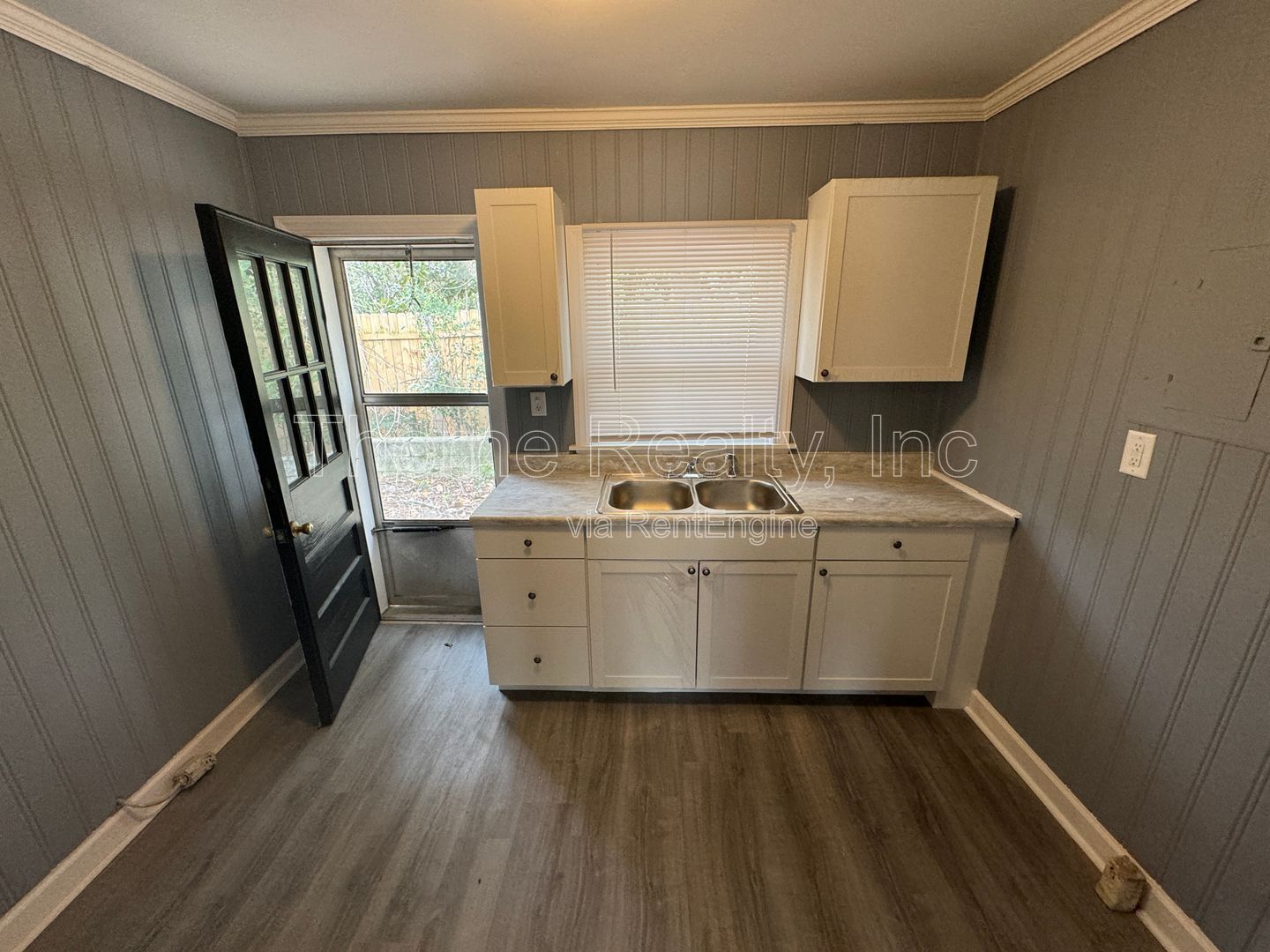 2 Bedroom Triplex - Remodeled Bathroom and Stainless Steel Appliances property image