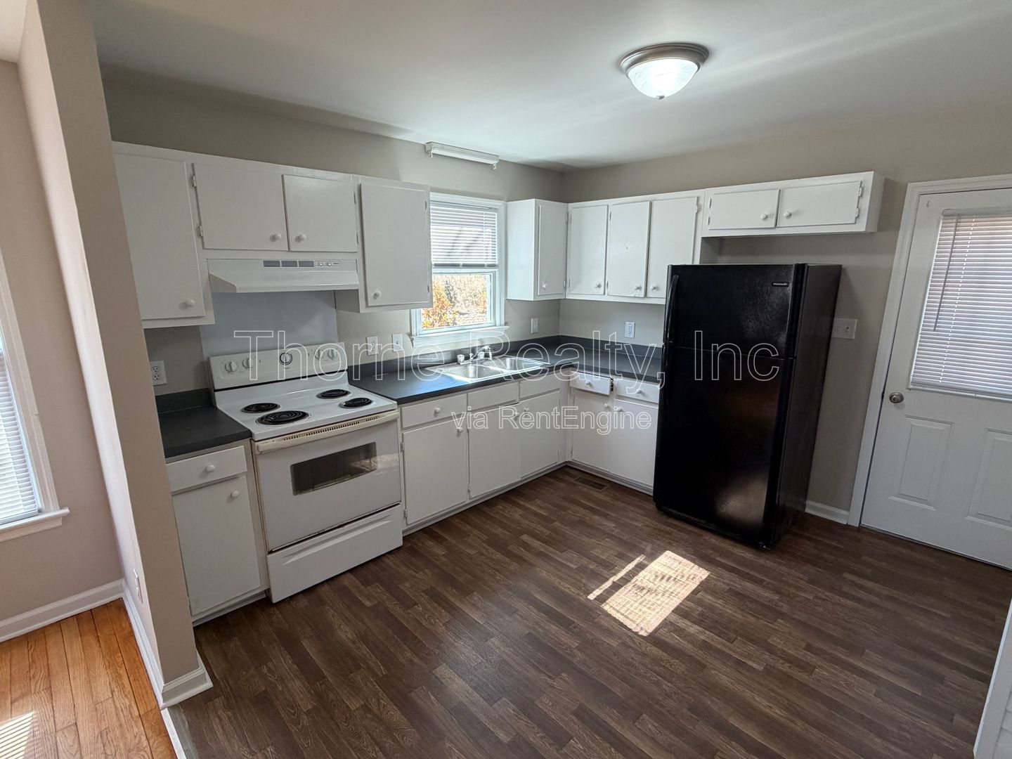 2 Bedroom House with Hardwood Floors property image