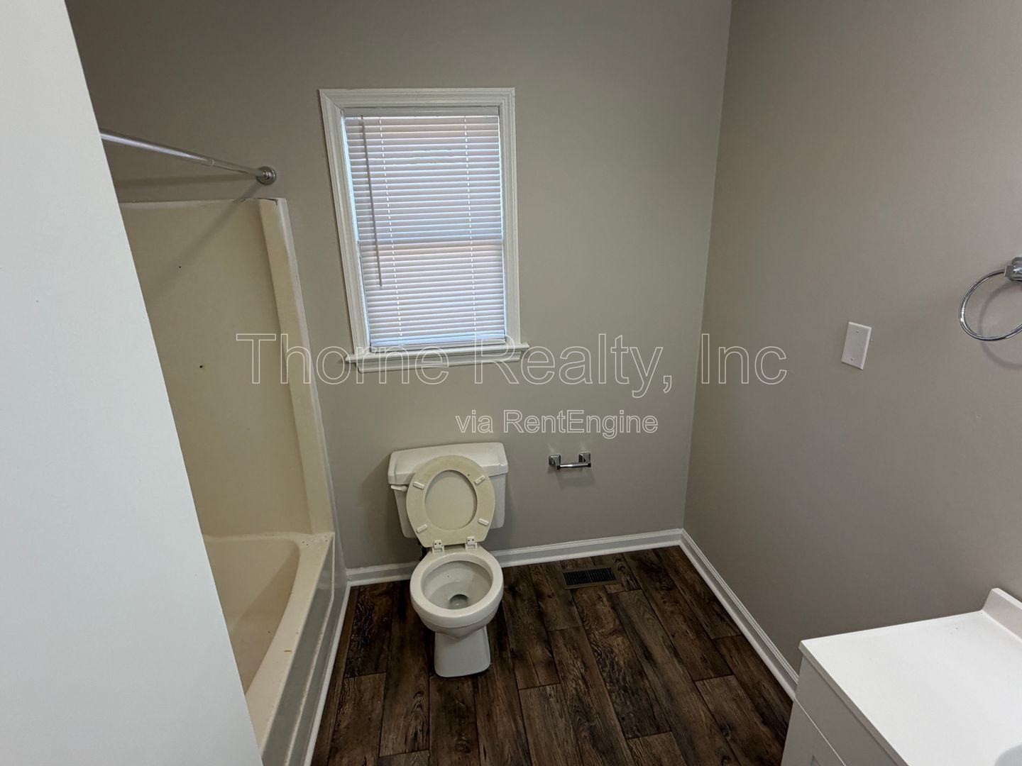 2 Bedroom House with Hardwood Floors property image
