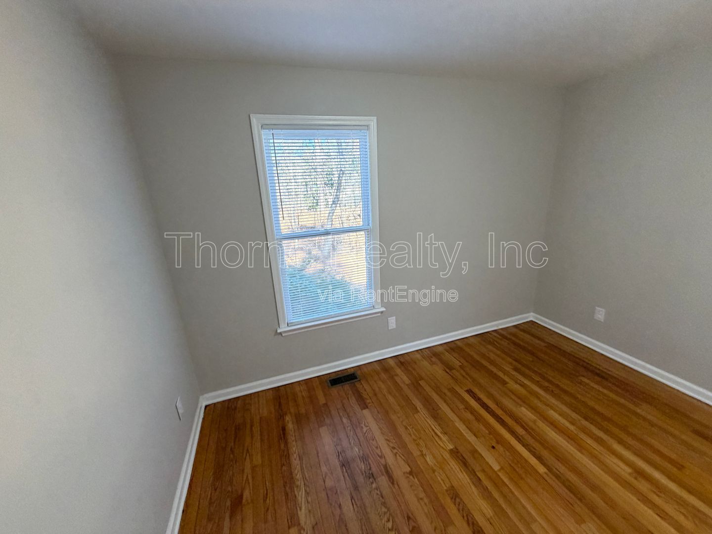2 Bedroom House with Hardwood Floors property image
