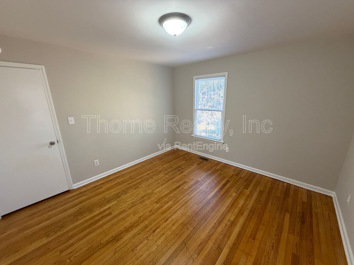 2 Bedroom House with Hardwood Floors property image