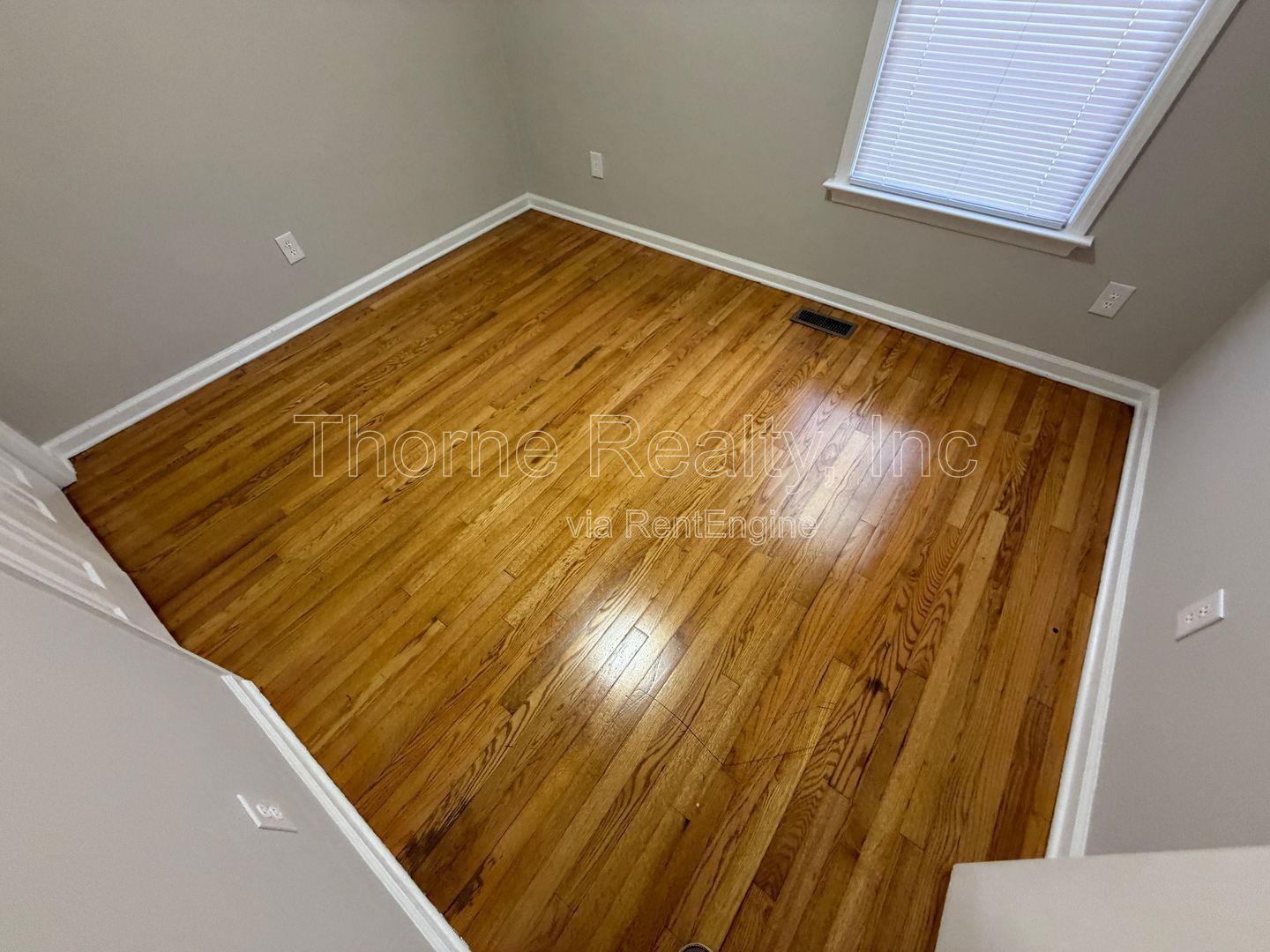 2 Bedroom House with Hardwood Floors property image