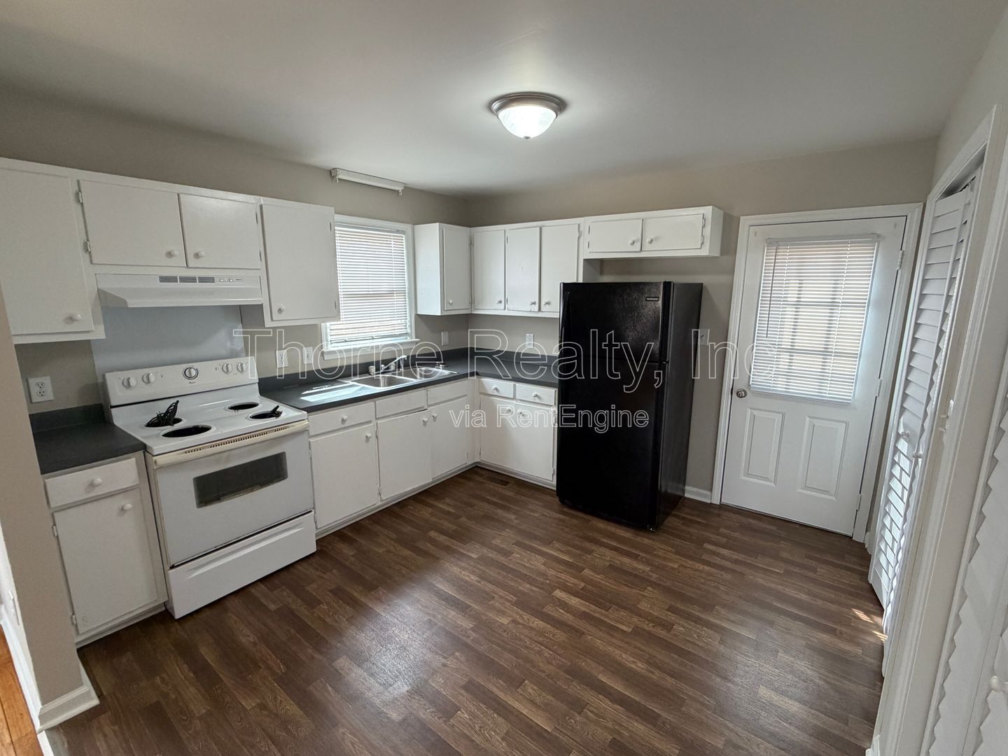 2 Bedroom House with Hardwood Floors property image