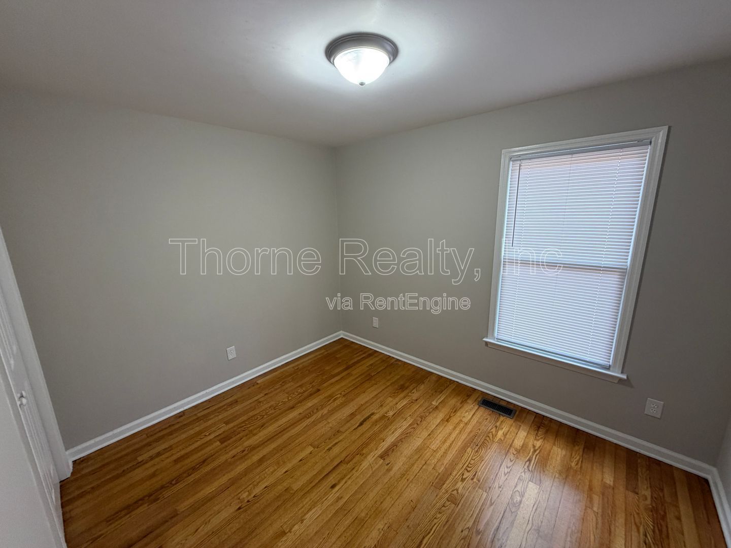 2 Bedroom House with Hardwood Floors property image