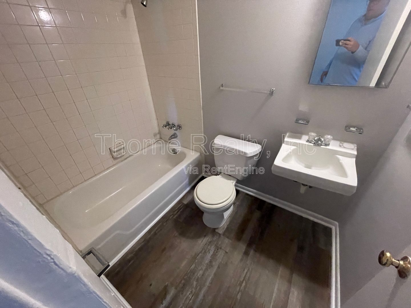 2 Bedroom Apartment - Water, Sewer, Trash, Lawn Maintenance INCLUDED - Remodeled Bathroom property image