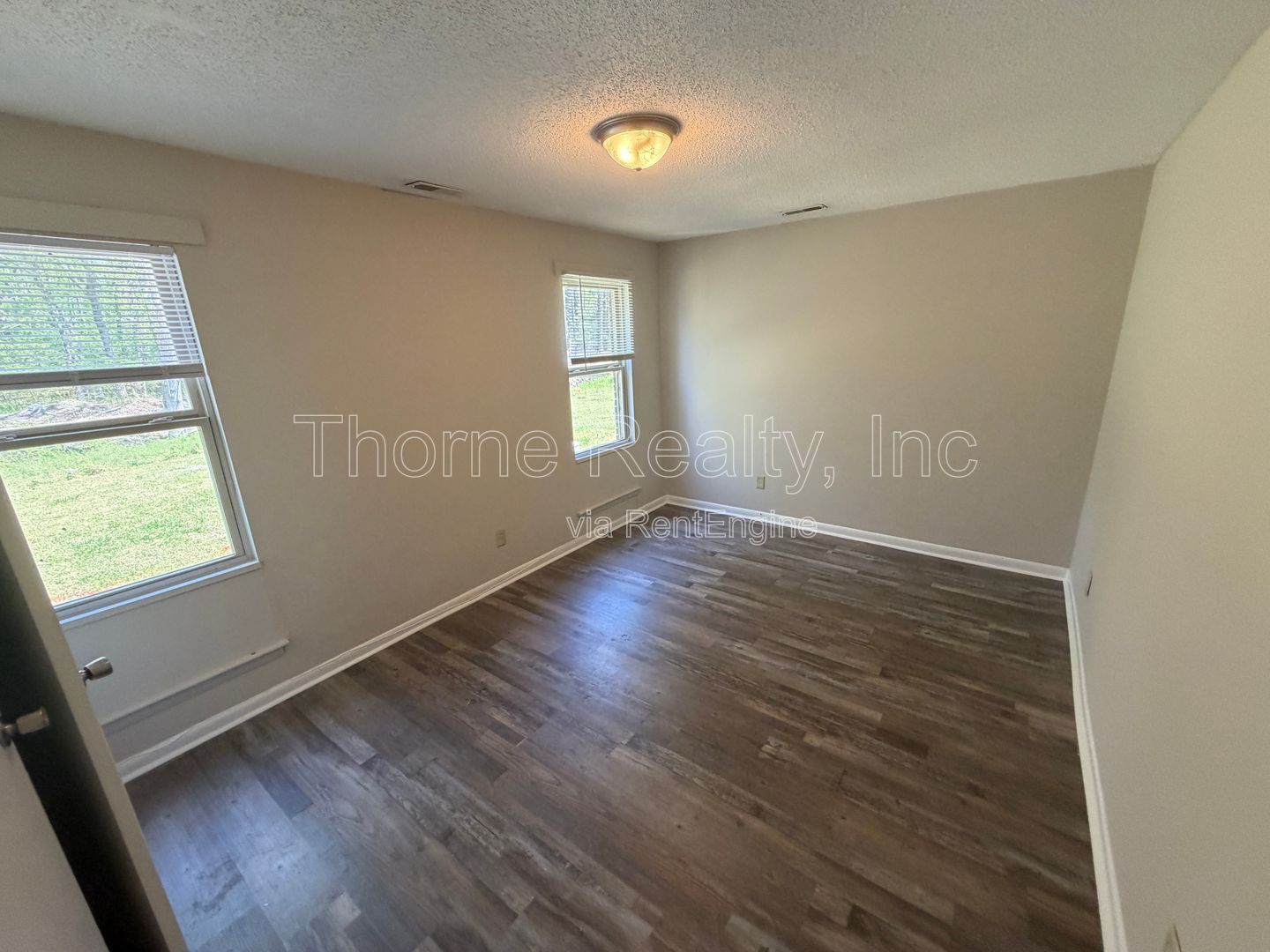 2 Bedroom Apartment - Water, Sewer, Trash, Lawn Maintenance INCLUDED - Remodeled Bathroom property image