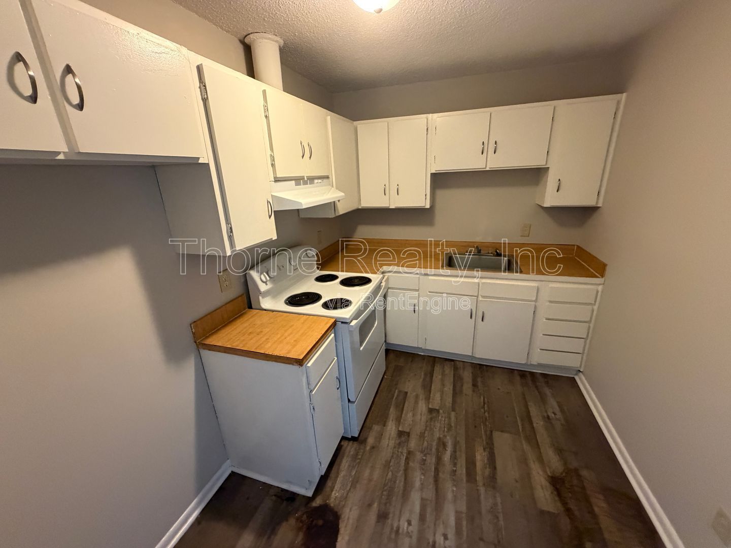 2 Bedroom Apartment - Water, Sewer, Trash, Lawn Maintenance INCLUDED - Remodeled Bathroom property image