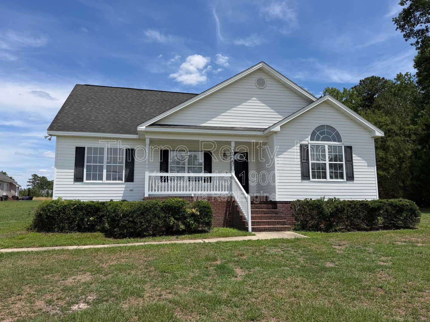 3 Bedroom House with Vaulted Ceilings, Large Lot, Walk in Closet and More property image