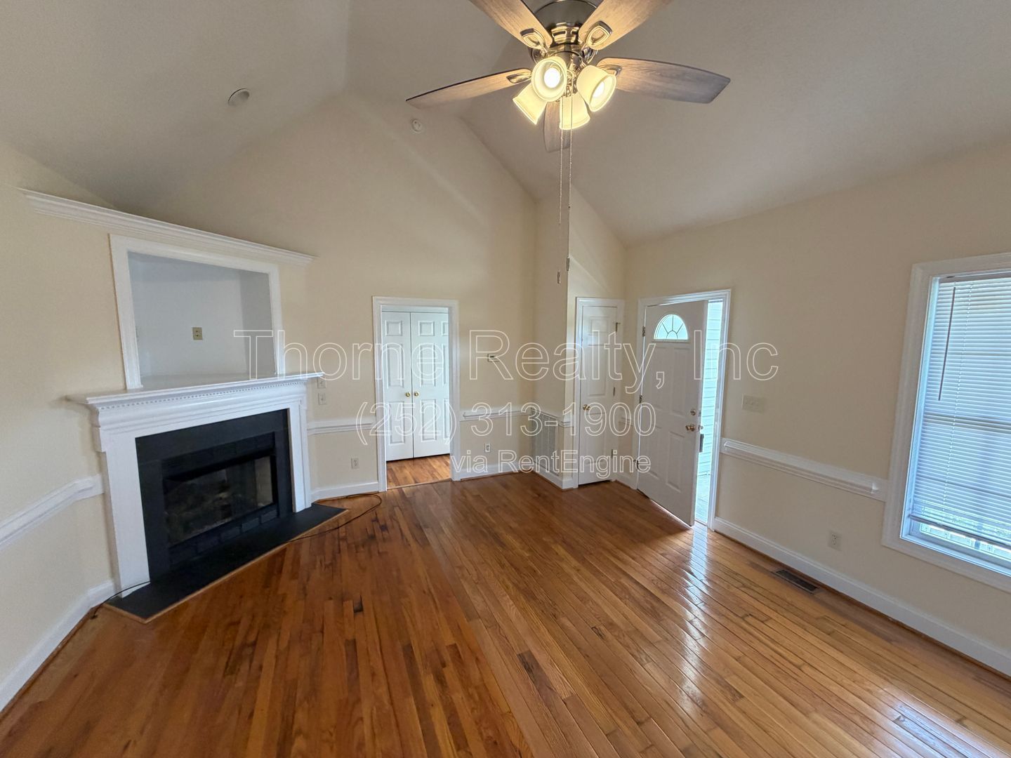 3 Bedroom House with Vaulted Ceilings, Large Lot, Walk in Closet and More property image