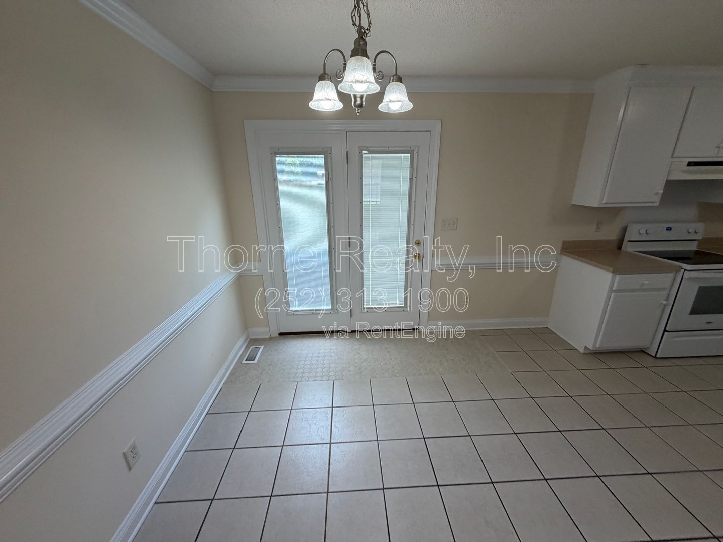 3 Bedroom House with Vaulted Ceilings, Large Lot, Walk in Closet and More property image