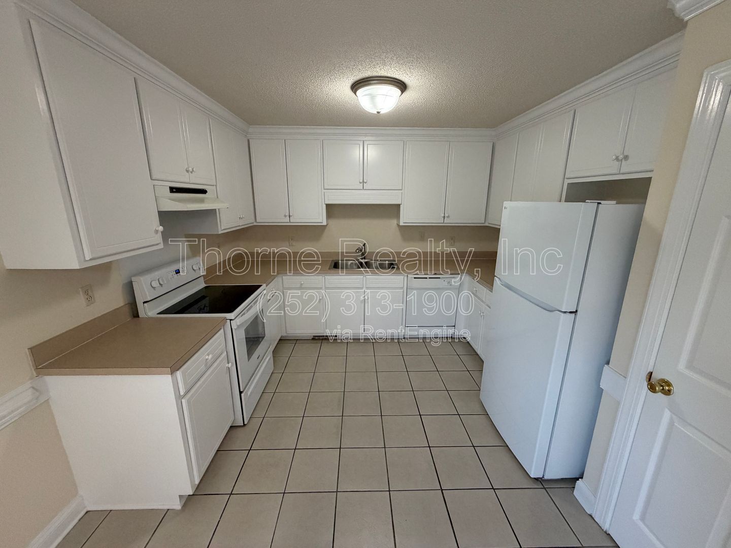 3 Bedroom House with Vaulted Ceilings, Large Lot, Walk in Closet and More property image