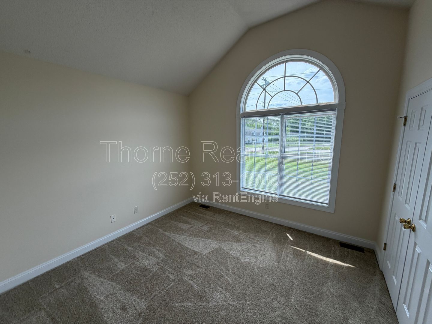 3 Bedroom House with Vaulted Ceilings, Large Lot, Walk in Closet and More property image