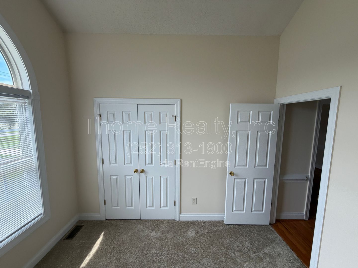 3 Bedroom House with Vaulted Ceilings, Large Lot, Walk in Closet and More property image