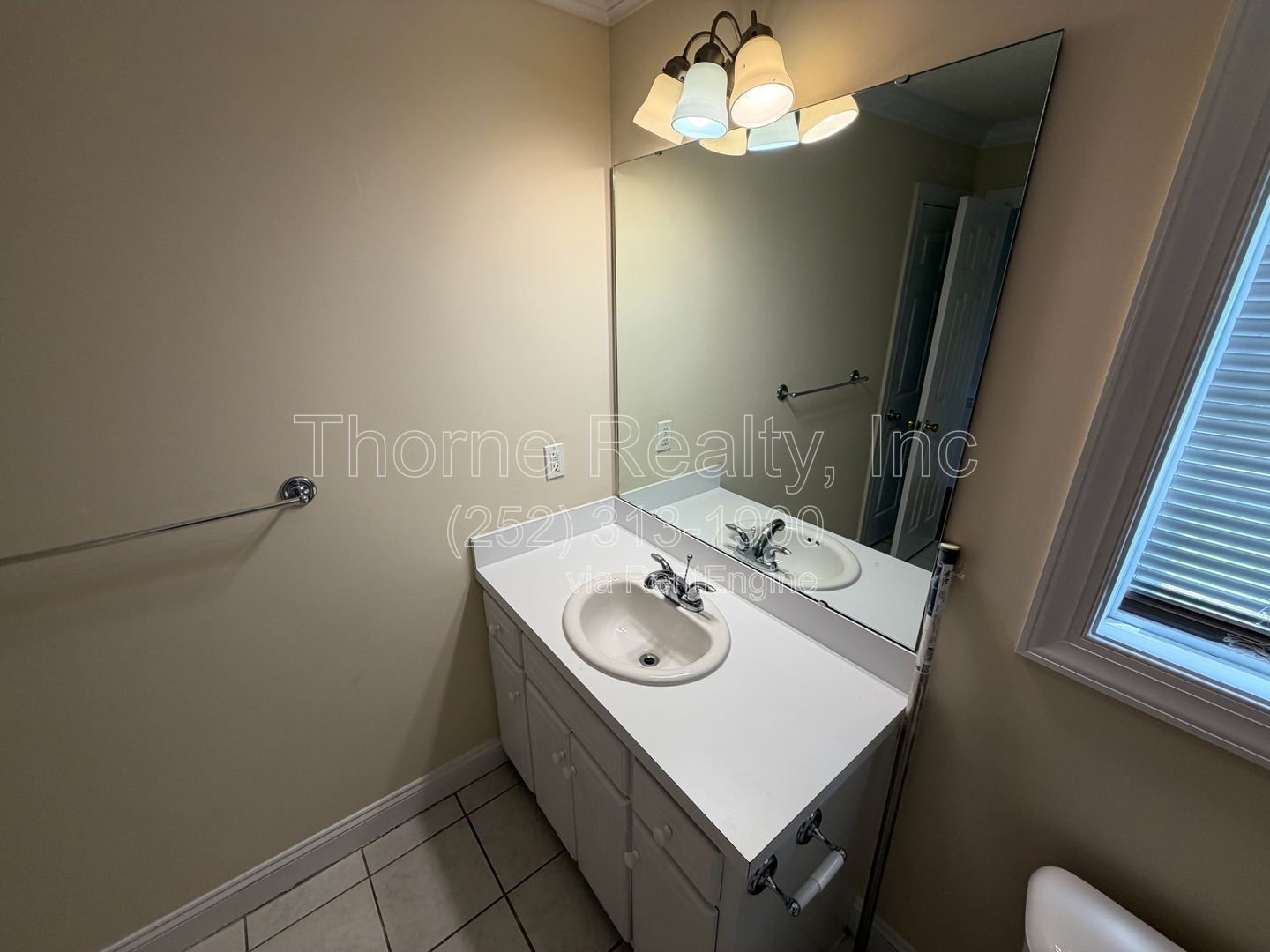 3 Bedroom House with Vaulted Ceilings, Large Lot, Walk in Closet and More property image