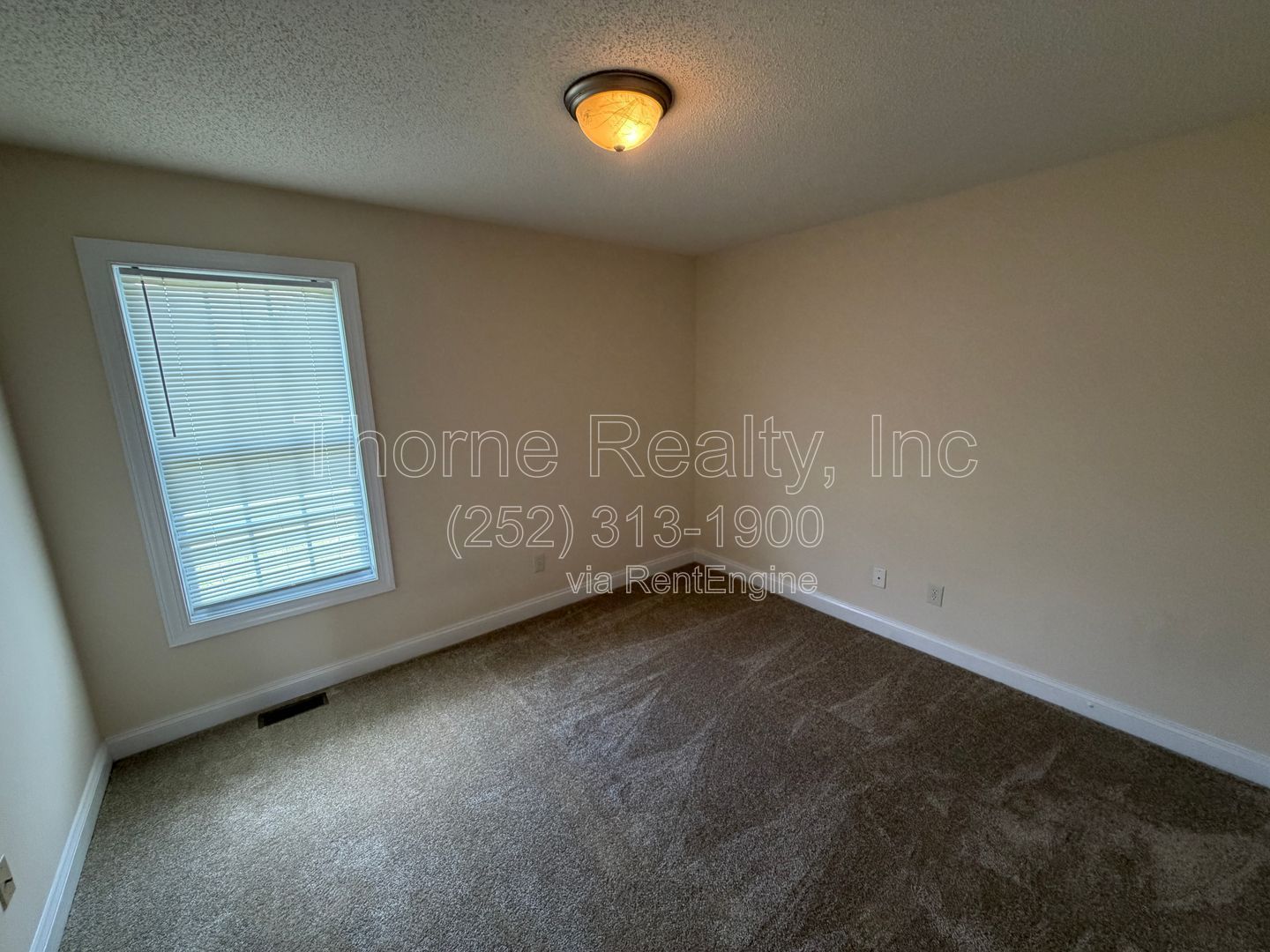 3 Bedroom House with Vaulted Ceilings, Large Lot, Walk in Closet and More property image