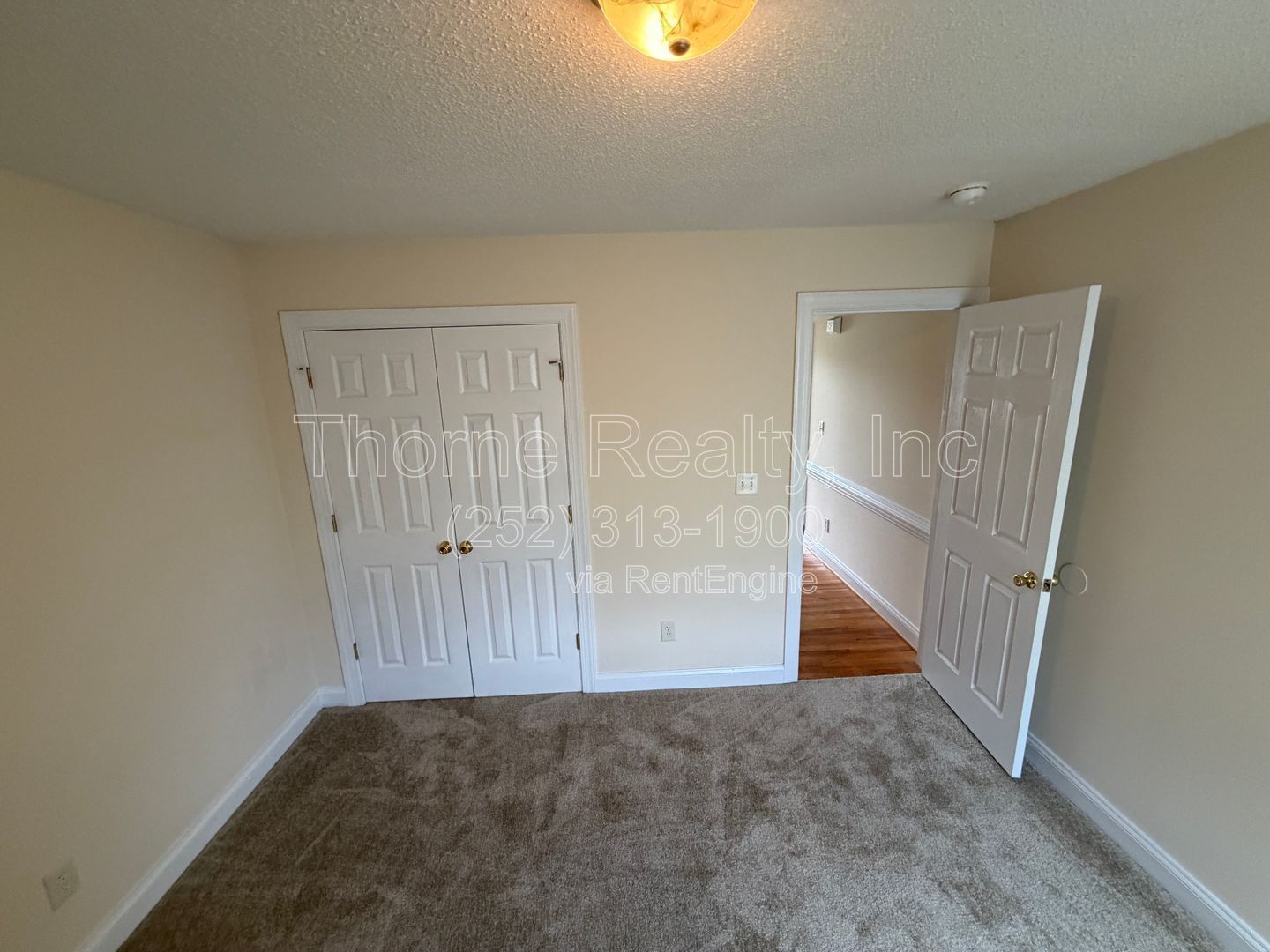3 Bedroom House with Vaulted Ceilings, Large Lot, Walk in Closet and More property image