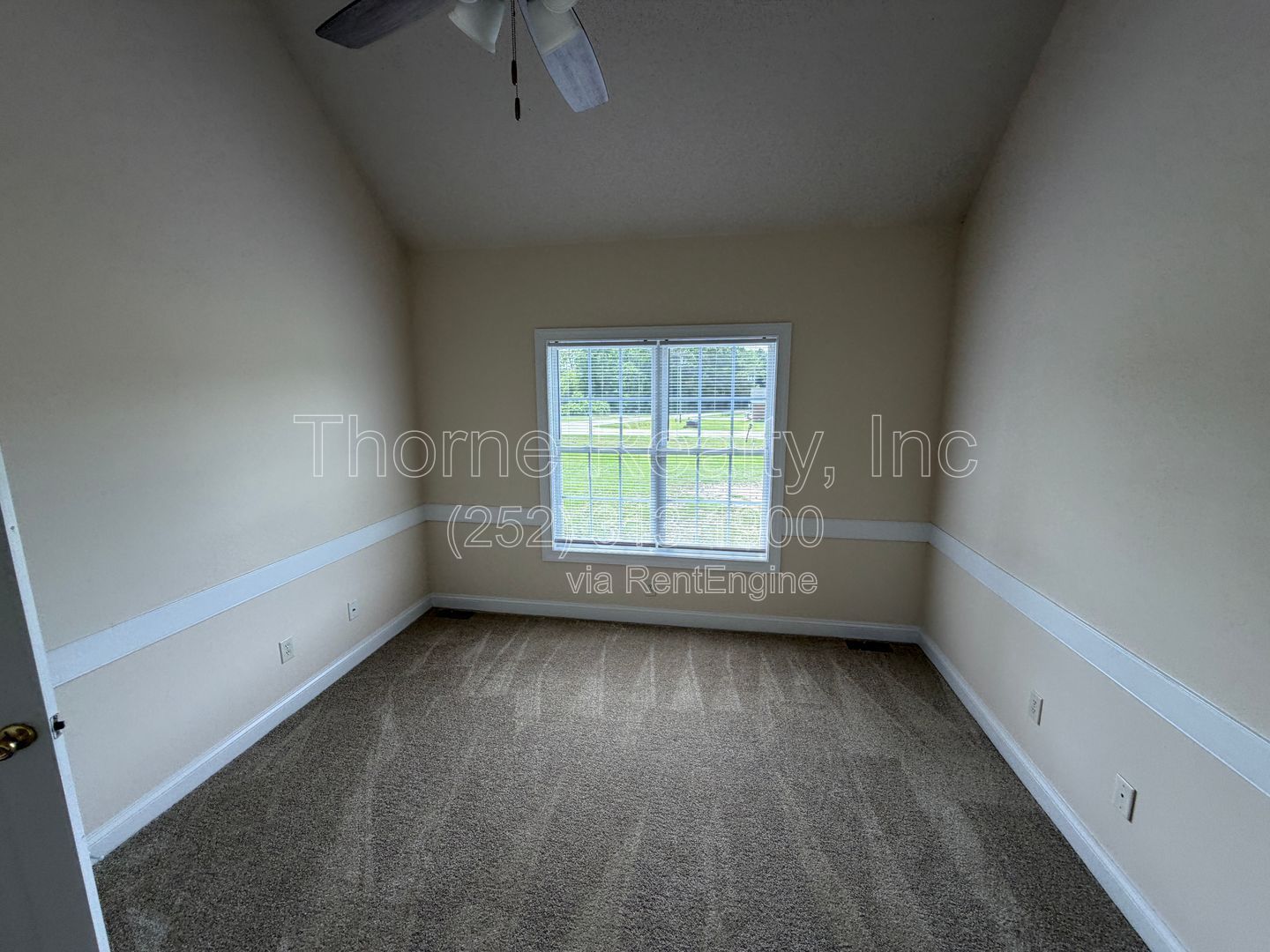 3 Bedroom House with Vaulted Ceilings, Large Lot, Walk in Closet and More property image