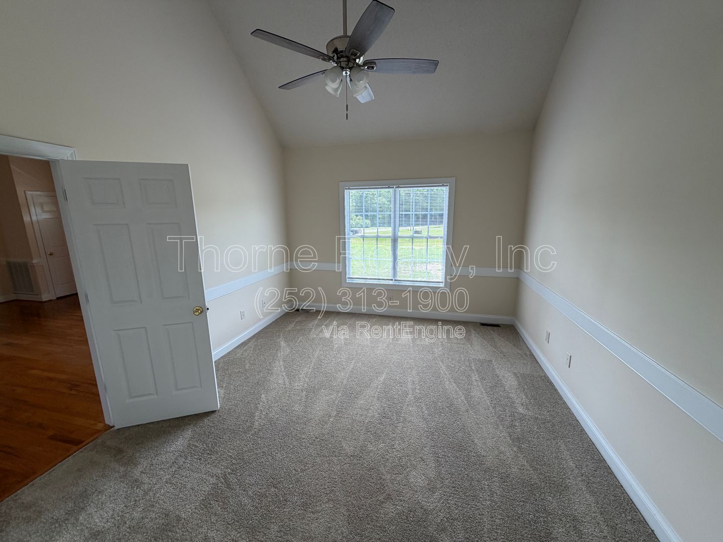 3 Bedroom House with Vaulted Ceilings, Large Lot, Walk in Closet and More property image