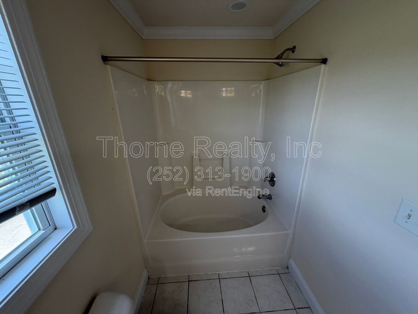 3 Bedroom House with Vaulted Ceilings, Large Lot, Walk in Closet and More property image